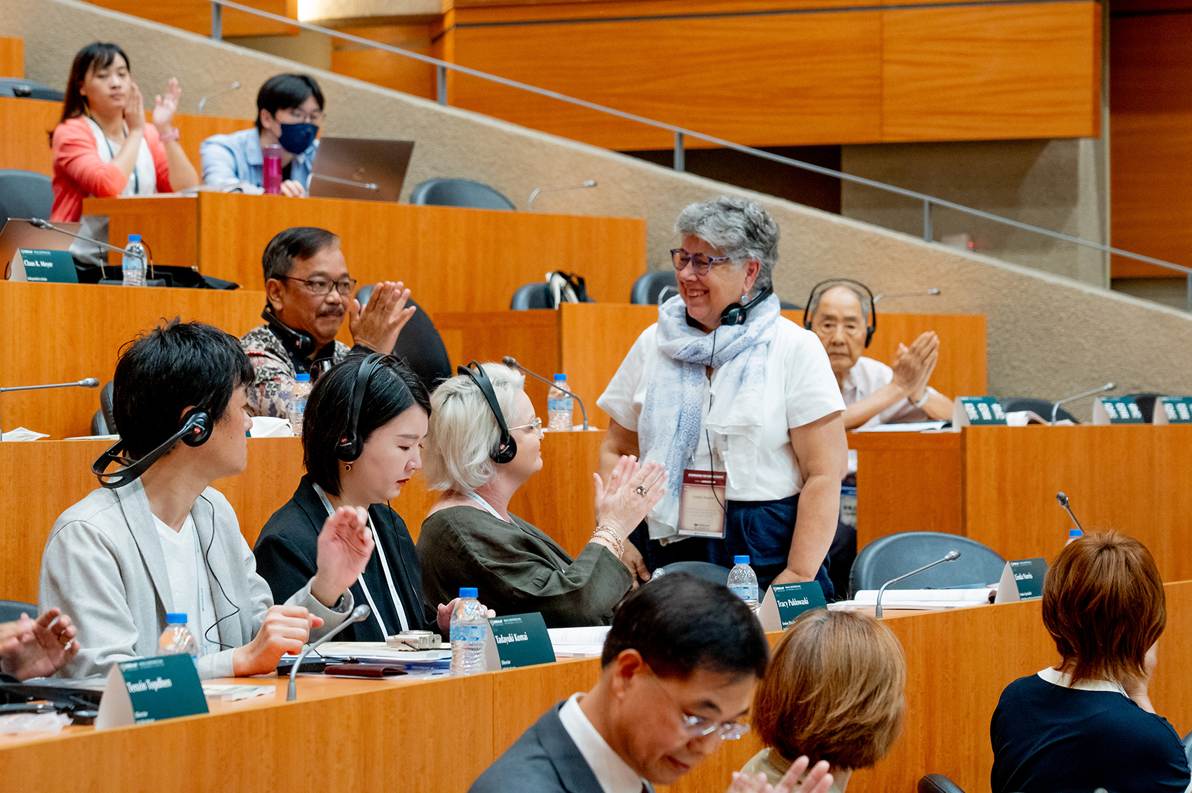 Si Linda Norris, Senior Specialist ng Pamamaraan at Kasanayan sa International Coalition of Sites of Conscience (ICSC), kasama ang mga tagapagsanay sa karapatang pantao. (Litrato mula sa FIHRM-AP)